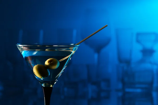 Martini med gröna oliver — Stockfoto