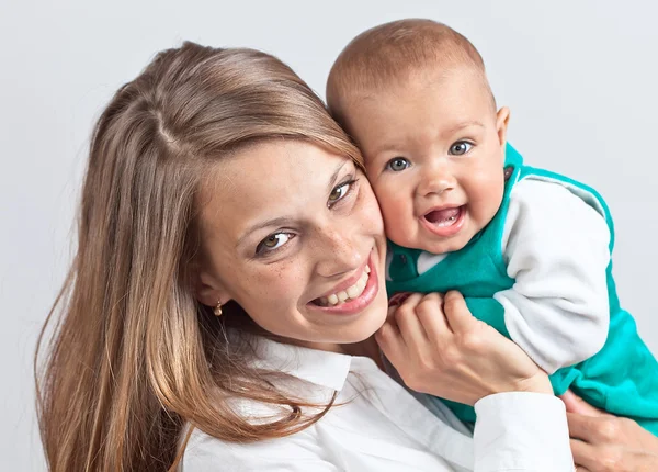 Glad mamma med barnet — Stockfoto