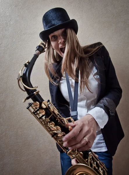 Mulher com saxofone — Fotografia de Stock