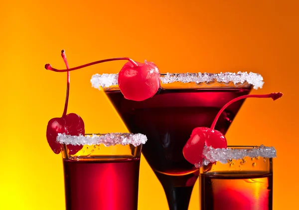 Bebidas alcoólicas com cereja — Fotografia de Stock