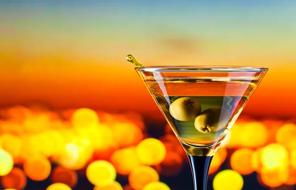 Glas met martini en groene olijven — Stockfoto