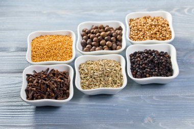 Baharatlar ahşap masada