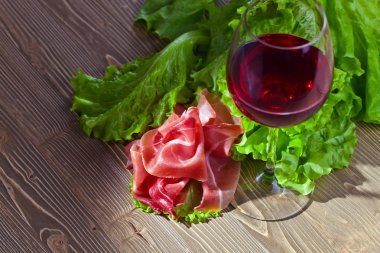 Jamon ve kırmızı şarap 