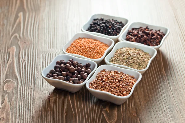 Specerijen op houten tafel — Stockfoto