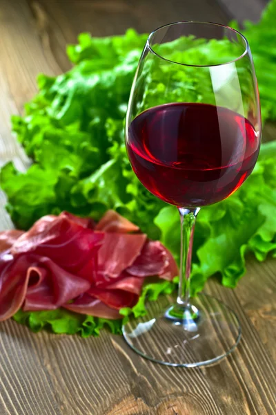 Red wine and ham — Stock Photo, Image