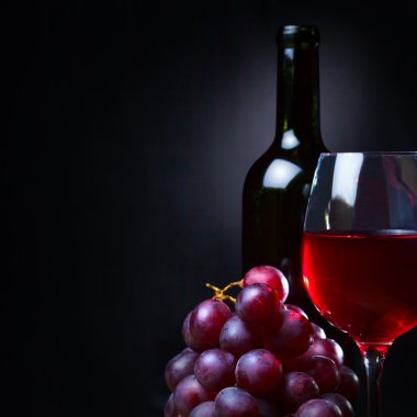 Kırmızı şarap ve üzüm. 