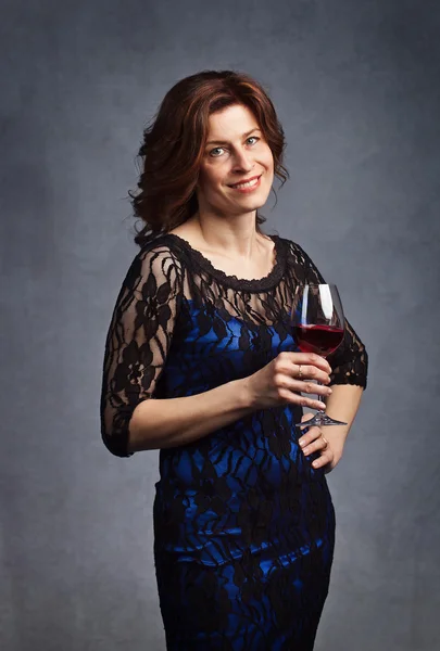 Mujer con vino tinto —  Fotos de Stock