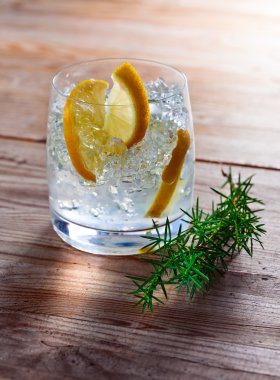 Limon ve ardıç şube ile cin