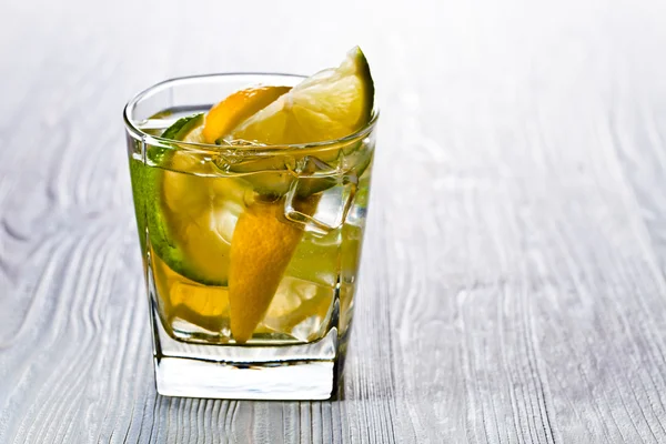 Пейте с лимоном и льдом — стоковое фото