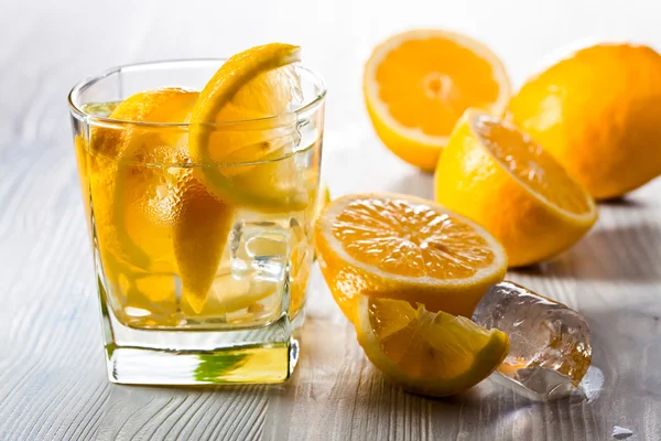 Пейте с лимоном и льдом — стоковое фото
