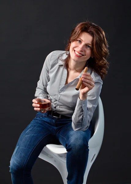 Mujer con whisky —  Fotos de Stock