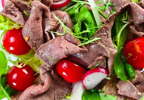 Salada com carne grelhada — Fotografia de Stock