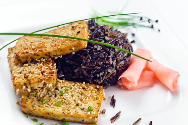 Tofu de queijo grelhado com arroz preto — Fotografia de Stock