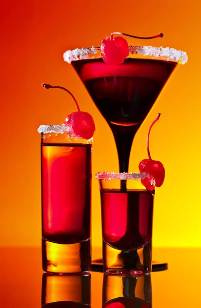 Alcoholische dranken met cherry — Stockfoto