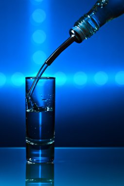 Mavi zemin üzerine votka