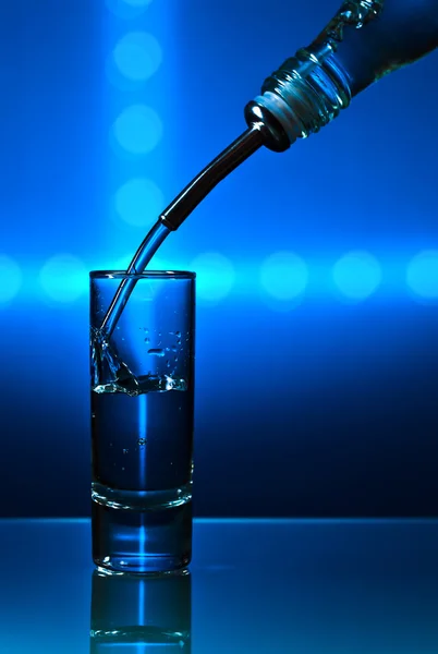Vodka sobre fondo azul — Foto de Stock