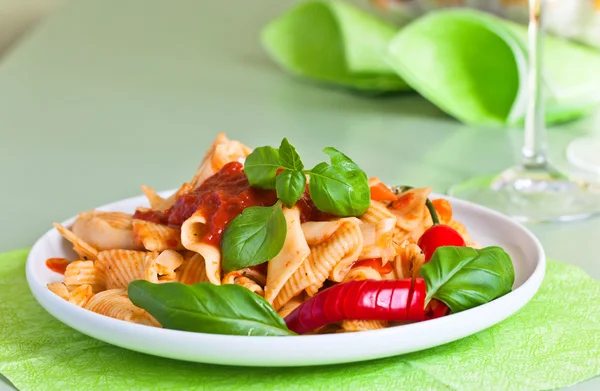 Noedels met basilicum en chili — Stockfoto