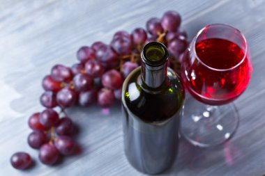 Kırmızı şarap ve üzüm. 