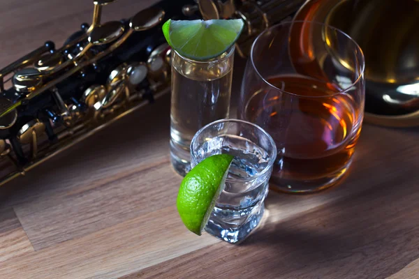Saxophon und Getränke — Stockfoto