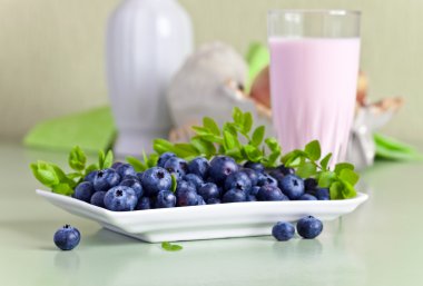  Böğürtlenli yoğurt ve olgun çilek 