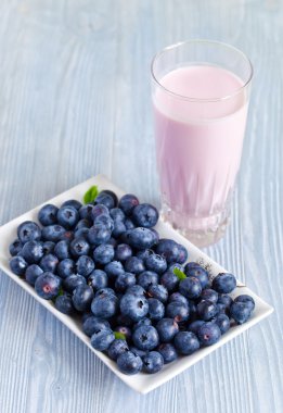 Böğürtlenli yoğurt ve çilek 