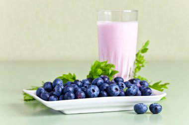  Böğürtlenli yoğurt ve olgun çilek 