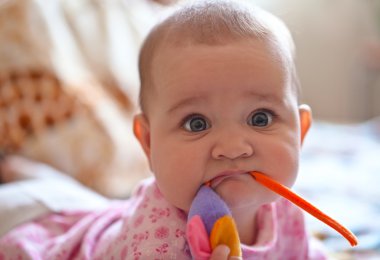 küçük kız yatakta