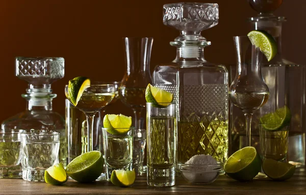 Gold tequila and lime — Stock Photo, Image