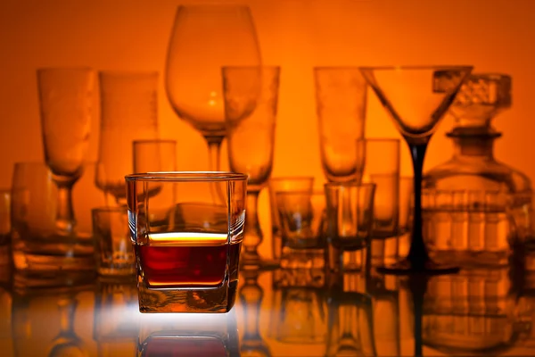 Whiskey sobre mesa de cristal —  Fotos de Stock