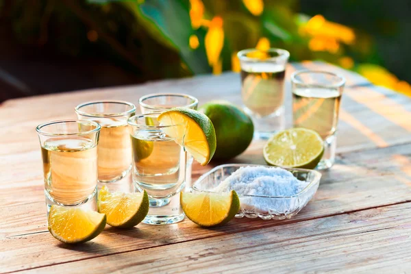 Tequila d'oro con sale e lime — Foto Stock