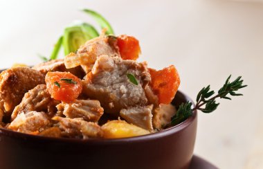  Sığır eti güveç havuç ve patates ile