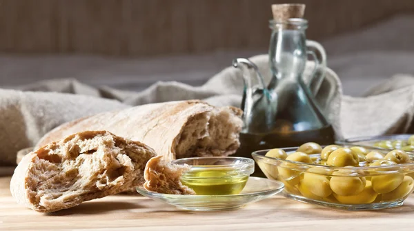 Bread and olives — Stock Photo, Image