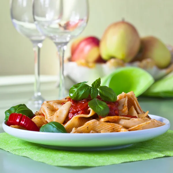 Noedels met basilicum en chili — Stockfoto