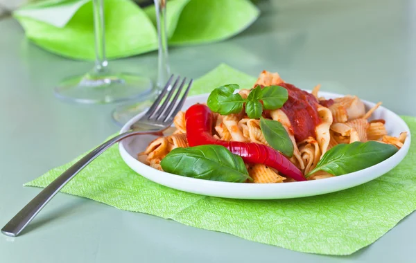 Noedels met basilicum en chili — Stockfoto