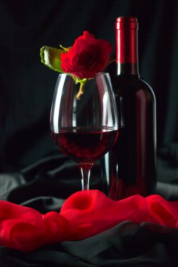  şişe ve cam ile kırmızı 
