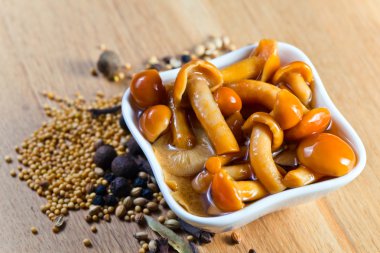 Baharat ile Marine mantar