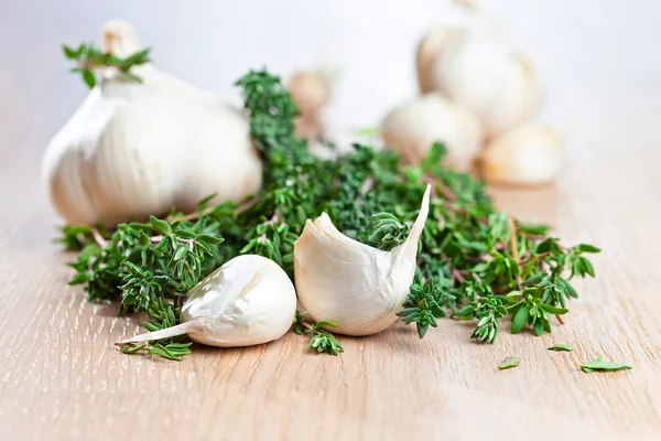 Garlic and  thyme — Stock Photo, Image