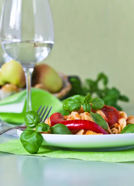 Nudeln mit Basilikum und Chili — Stockfoto