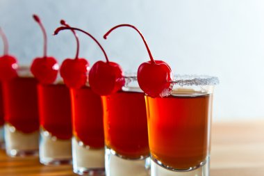 Kiraz ile alkollü içki 