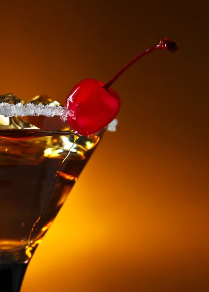 Bebida alcoólica com cerejas — Fotografia de Stock