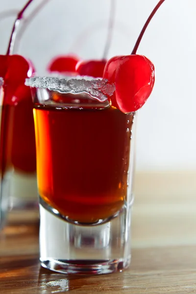 Bebida alcoólica com cerejas — Fotografia de Stock