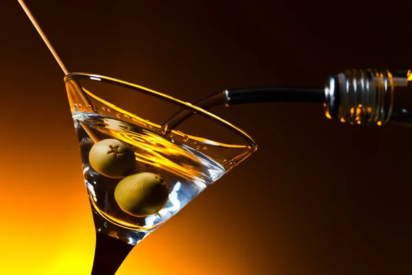 Martini seco com azeitonas — Fotografia de Stock