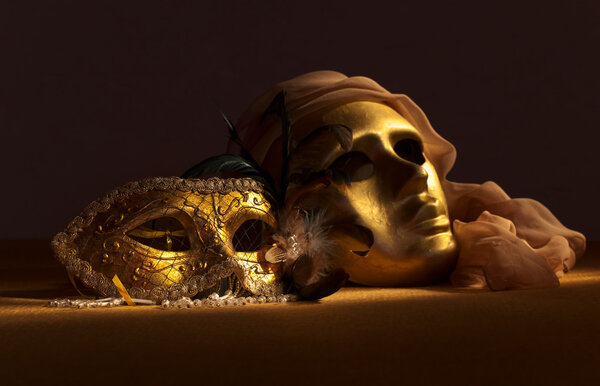 золотые венецианские маски
 