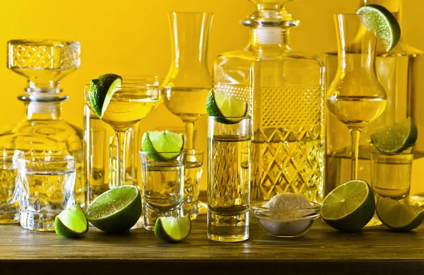 Złota tequila i limonka — Zdjęcie stockowe