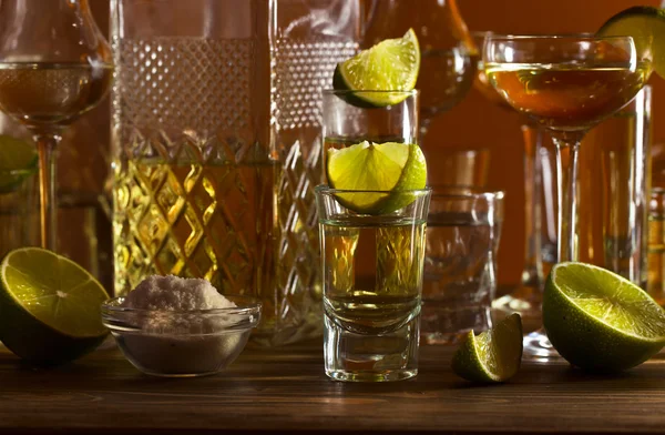 Złota tequila i limonka — Zdjęcie stockowe
