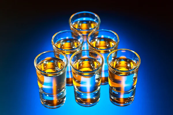 Óculos com uma bebida alcoólica — Fotografia de Stock