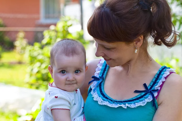 Mujer de mediana edad con niña — Foto de Stock