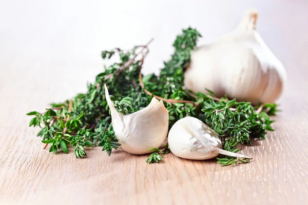 Garlic and  thyme — Stock Photo, Image