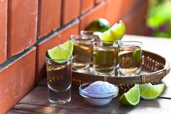 Tequila mit Salz und Limette — Stockfoto