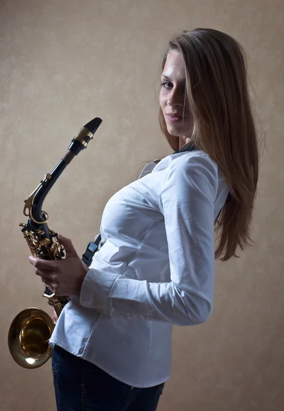 Mulher com saxofone — Fotografia de Stock